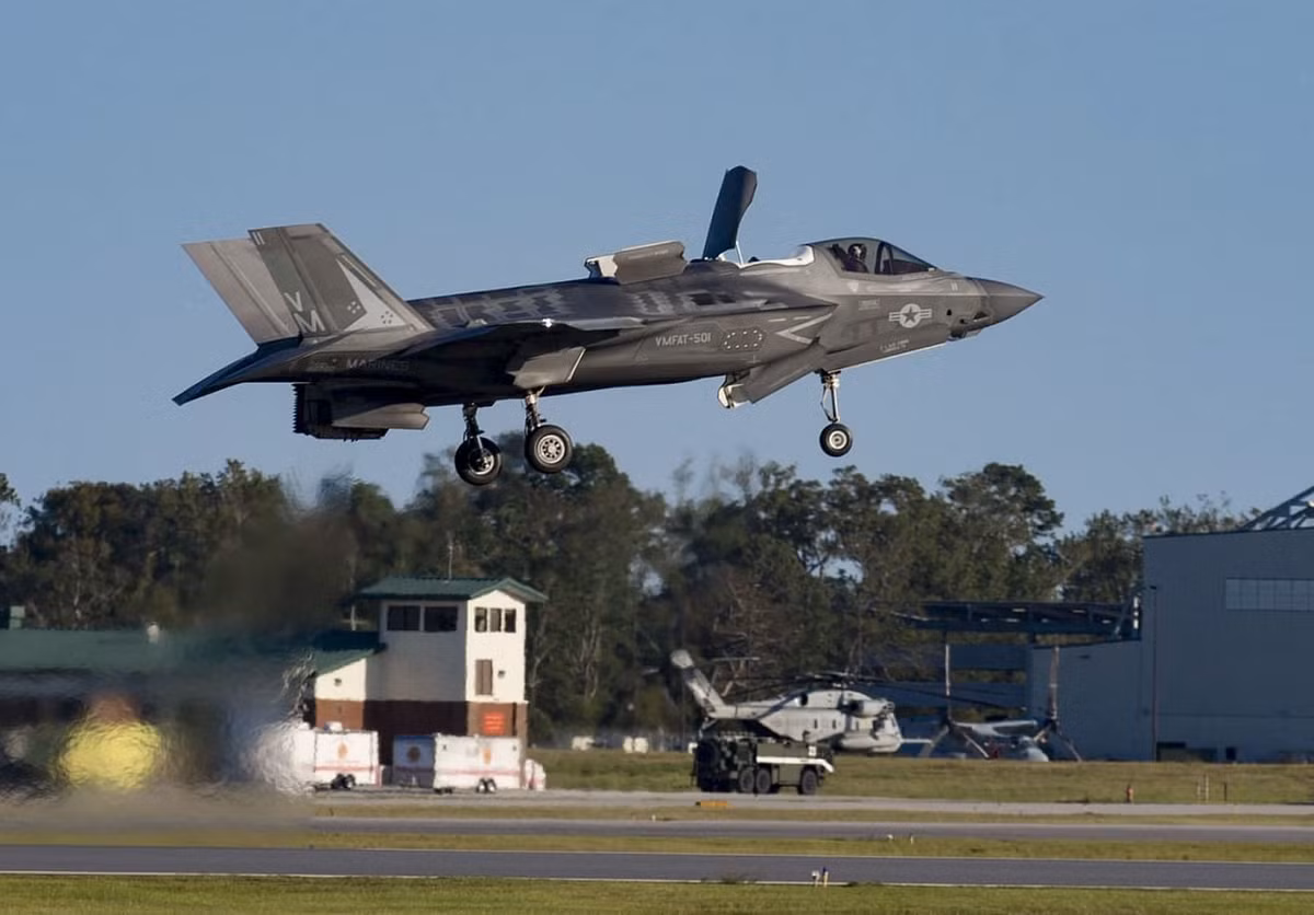 F-35B đang thay thế những chiếc AV-8B Harrier II trong biên chế của lực lượng Thủy quân lục chiến Mỹ, và hiện đang đóng tại căn cứ Yuma, bang Arizona; căn cứ huấn luyện chính của F-35B tại Beaufort, Nam Carolina. Nguồn: Flickr.