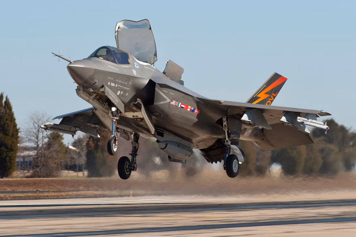 Hệ thống ILFPS cho phép F-35B cất hạ cánh ở những sân bay dã chiến gần chiến tuyến, đưa F-35B trở thành vũ khí lý tưởng làm nhiệm vụ phòng không mặt trận, cũng như tiến công sâu vào tung thâm phòng ngự của đối phương.