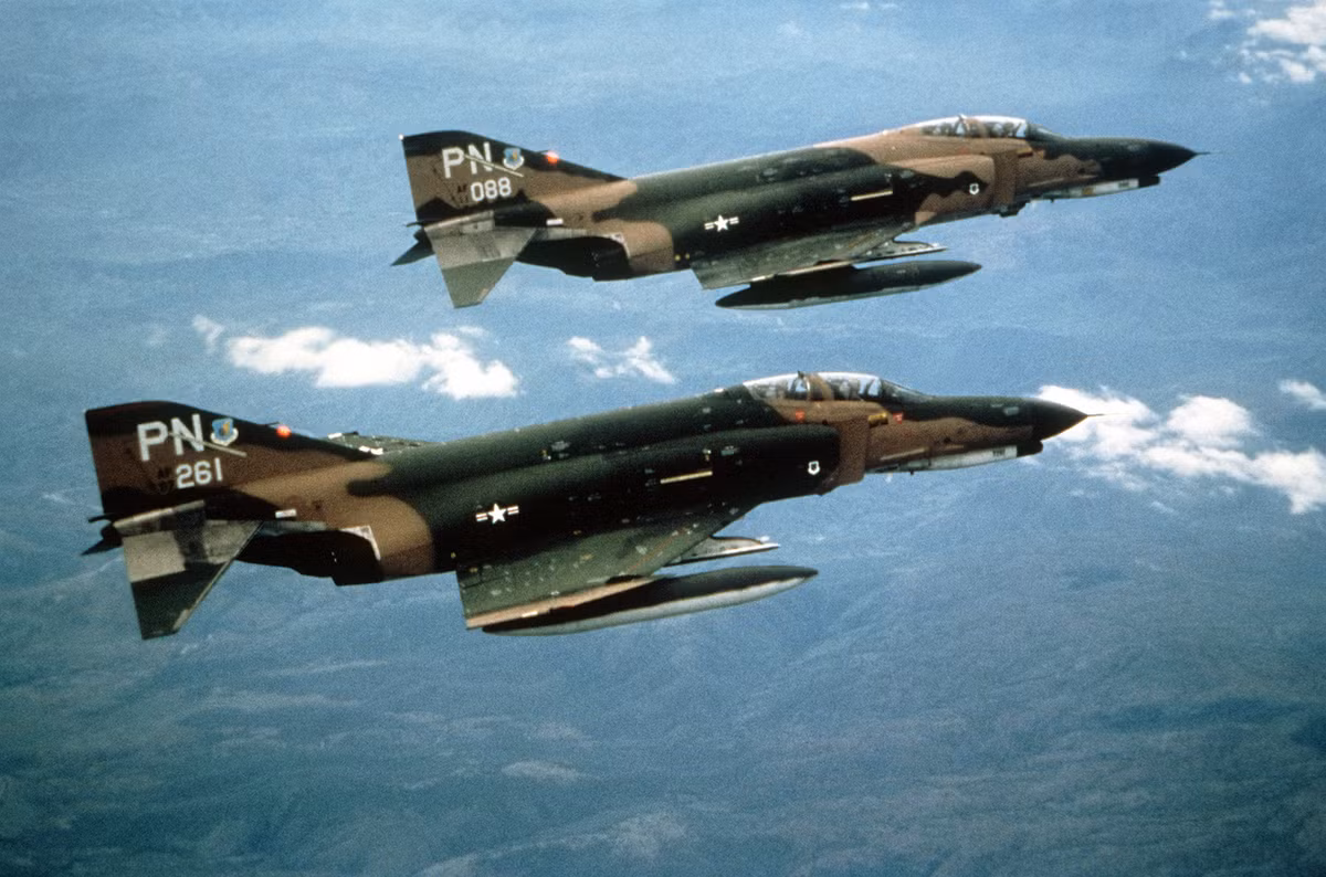 Ngày 12/5/1967, đại tá Norman điều khiển chiếc chiến đấu cơ F-4C, chỉ huy tốp chiến đấu có vừa có F-4, F-105 bay từ Lào theo hướng Ba Vì tiến vào. Nhiệm vụ chính của tốp chiến đấu cơ này, đó là tìm và diệt tiêm kích MiG của ta, như một bài "thu thoạch" của giáo trình đánh MiG vừa được Norman biên tập lại. 
