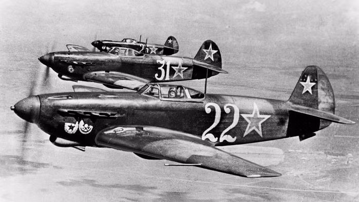 Thứ ba là chiến đấu cơ Hawker Hurricane “Cuồng phong”, lần đầu tiên xuất hiện ở Liên Xô vào năm 1942. Do những tổn thất nặng nề, không quân Liên Xô cần được bổ sung máy bay khẩn cấp. Những chiến đấu cơ này đã kịp thời yểm trợ cho các đoàn xe của Hồng quân, cũng như trong quá trình bảo vệ Moscow.