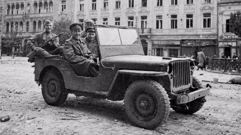 Jeep Willys dùng chở những nhân vật cao cấp và được sử dụng làm phương tiện kéo cho pháo chống tăng 45mm, pháo 76mm. Khoảng 52.000 chiếc đã được gửi đến Liên Xô. Những chiếc Jeep là thiết bị quân sự cuối cùng còn lại trong chương trình trợ giúp vũ khí Lend-Lease, thường tham gia vào các cuộc diễu hành ngày chiến thắng hàng năm tại các thành phố của Nga.