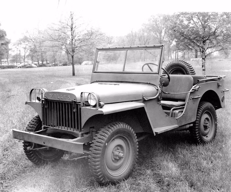 Tiếp theo là xe Jeep Willys, tuy nhỏ nhưng mạnh mẽ và cơ động, nó di chuyển dễ dàng và nhanh chóng trên mọi chặng đường. Thiết kế không cửa cho phép người lái và người ngồi sau có thể rời bỏ phương tiện nhanh chóng trong trường hợp nguy hiểm. Đồng thời, chỗ ngồi sâu trên ghế giúp người ngồi không bị rơi ra ngoài trong quá trình di chuyển.