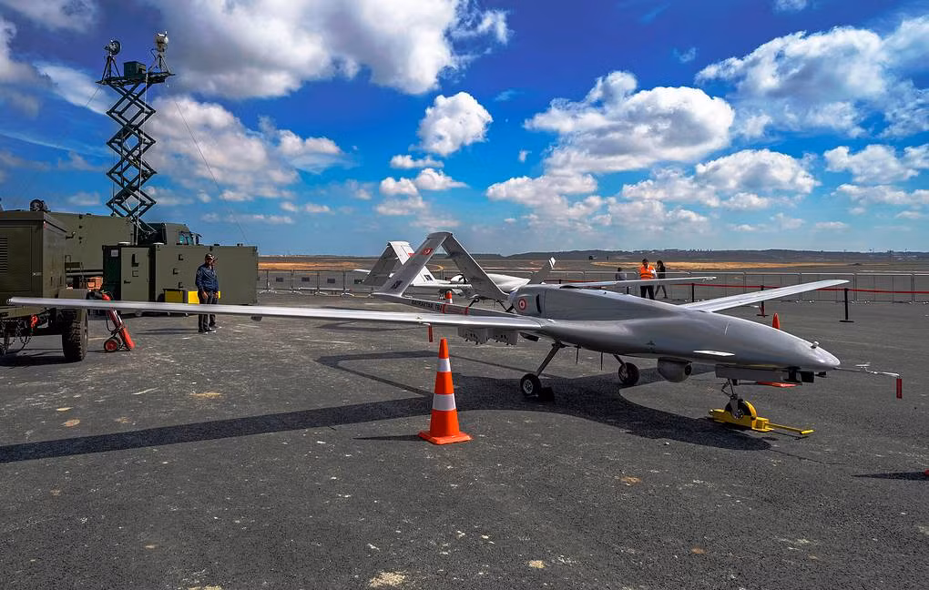 Vài tuần trước, Hungary đã gia nhập danh sách khách hàng tiềm năng mua UAV Thổ Nhĩ Kỳ. Bộ Quốc phòng Hungary có kế hoạch mua một số loại vũ khí và thiết bị mới, và cùng với các sản phẩm khác, trong đó chú trọng mua các UAV trinh sát và tấn công.