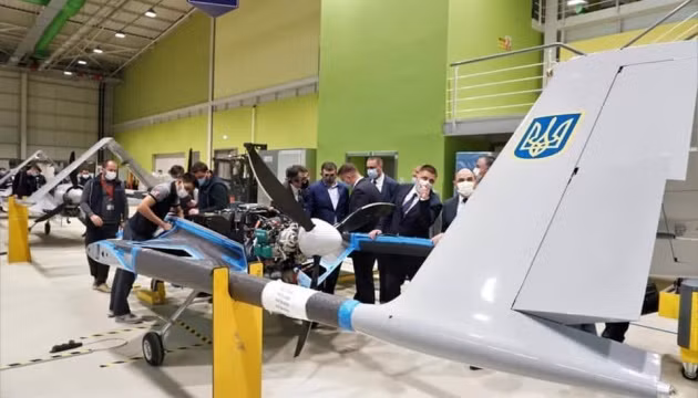 Ngoài LLVT Thổ Nhĩ Kỳ là khách hàng ruột, UAV TB2 rất thành công trên thị trường xuất khẩu; ngay từ năm 2016-2017, TB2 đã bắt đầu tìm kiếm khách hàng nước ngoài; mặc dù lúc này, UAV TB2 chưa có thương hiệu, nhưng đã có những khách hàng tiềm năng.