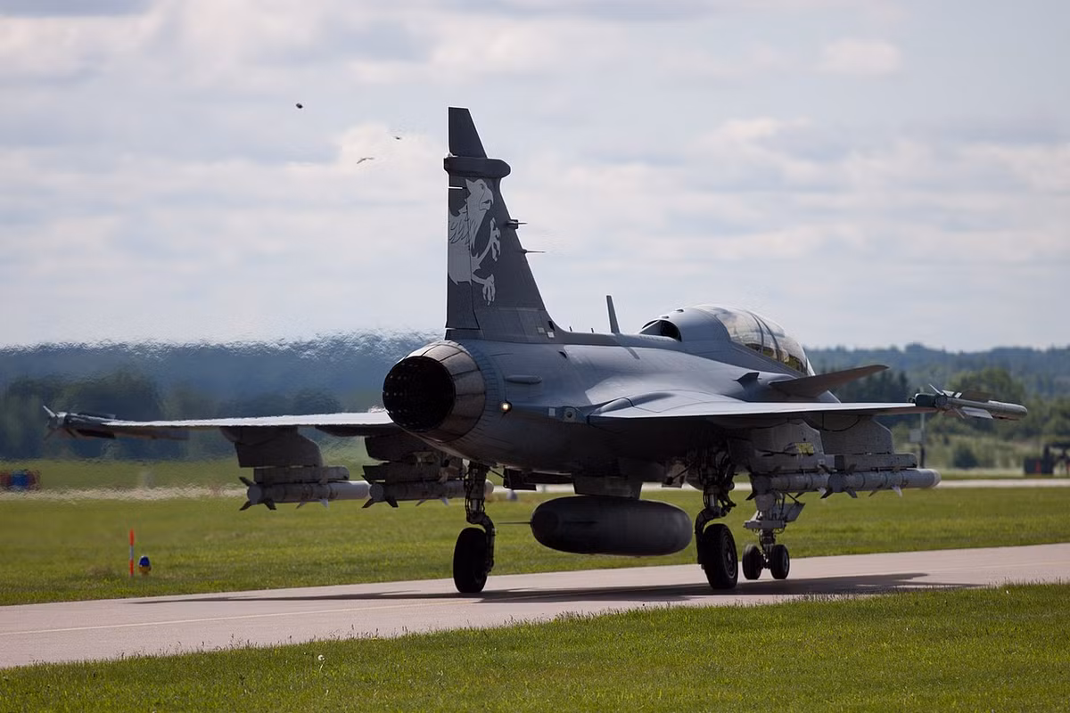 Một tính năng quan trọng khác của Gripen NG, là sự đa dạng về phạm vi vũ khí mà nó có thể mang theo; kể cả tên lửa không đối không tầm xa Meteor tiên tiến (BVRAAM) có tầm bắn khoảng 150 km, mà máy bay Rafale hiện đang được trang bị.