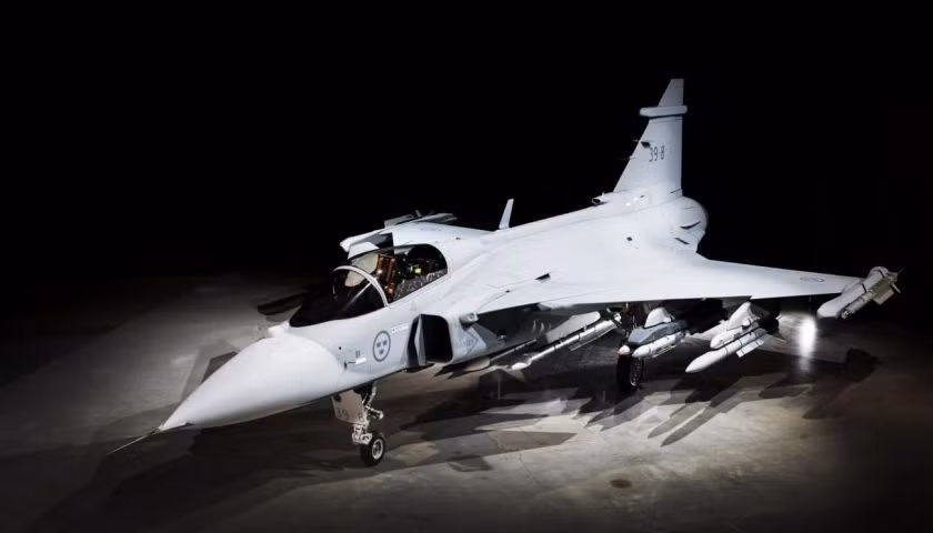 Đây là lần thứ hai trong năm nay, Thụy Điển đưa Gripen đến Ấn Độ. Vào ngày 5/3, Thủ tướng Ấn Độ Modi đã gặp người đồng cấp Thụy Điển Stefan Lofven trong một cuộc gặp trực tuyến; hai nhà lãnh đạo được cho là đã thảo luận các về các vấn đề quan trọng về nhiều chủ đề khác nhau, bao gồm cả việc bán tiêm kích Gripen.