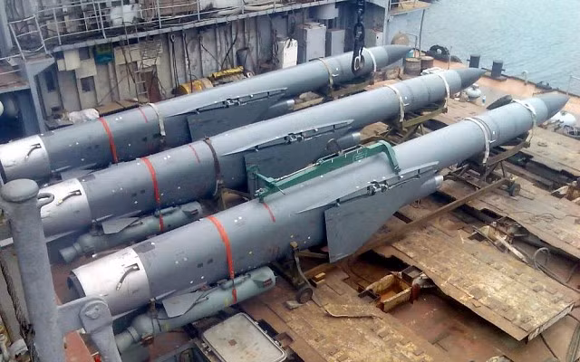 Một tuần dương hạm lớp Slava, được trang bị 16 tên lửa chống hạm P-500 Bazalt, có kích thước bằng một chiếc máy bay nhỏ. Tên lửa P-500 có tốc độ Mach 2,5; tầm bắn hiệu quả tối đa là 550 km. Để có thể đánh chìm tàu sân bay Mỹ, tên lửa được trang bị đầu đạn hạt nhân 350 kiloton hoặc đầu đạn nổ năng lượng cao nặng 1.000 kg.