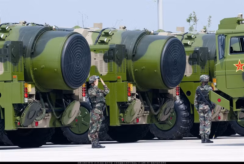 Trung Quốc gần đây, thường xuyên quảng bá việc sở hữu các loại tên lửa đạn đạo tầm trung và liên lục địa. Cụ thể, truyền thông Trung Quốc còn gọi tên lửa đạn đạo Đông Phong 26 (DF-26) là “tên lửa diệt Guam” vì có tầm bắn 4.000 km, đủ tầm bay từ Trung Quốc bắn đến đảo Guam.
