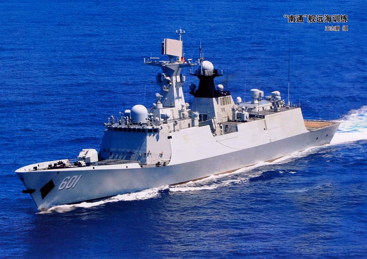 Đóng vai trò tàu chiến chống hạm là các tàu hộ vệ tên lửa Type-054A. Con tàu có khả năng triển khai 32 ống phóng thẳng đứng VLS cho tên lửa phòng không hoặc chống ngầm và 8 ống phóng tên lửa hành trình chống hạm C-803, 2 giàn phóng rocket chống ngầm và 2x3 cụm ống phóng ngư lôi hạng nhẹ 324mm.