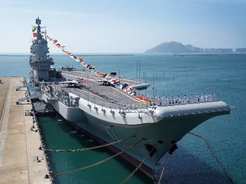 Với khả năng này, một cụm tàu sân bay Trung Quốc có sức mạnh hoả lực đã gần tiệm cận với cụm tác chiến tàu sân bay của Mỹ. Tuy vậy, khả năng tác chiến của tàu sân bay thì Trung Quốc vẫn còn kém xa Mỹ khi những chiếc tàu sân bay hạt nhân lớp Nimitz không có đối thủ trên thế giới hiện nay. Nguồn ảnh: Sina.