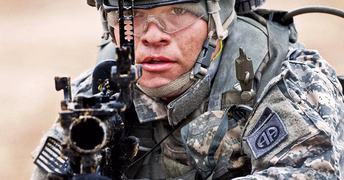 Thành công của H&amp;K có thể là do sản phẩm được thiết kế tốt và cách bán hàng thông minh, cũng như thiếu đối thủ cạnh tranh thực sự trên thị trường. Hầu hết các thiết kế cạnh tranh với AG36 đều chưa hoàn thiện về mặt thiết kế; và việc ra đời của AG36 đúng thời điểm, giúp họ gặt hái được những thành quả xứng đáng. Nguồn: Guns.