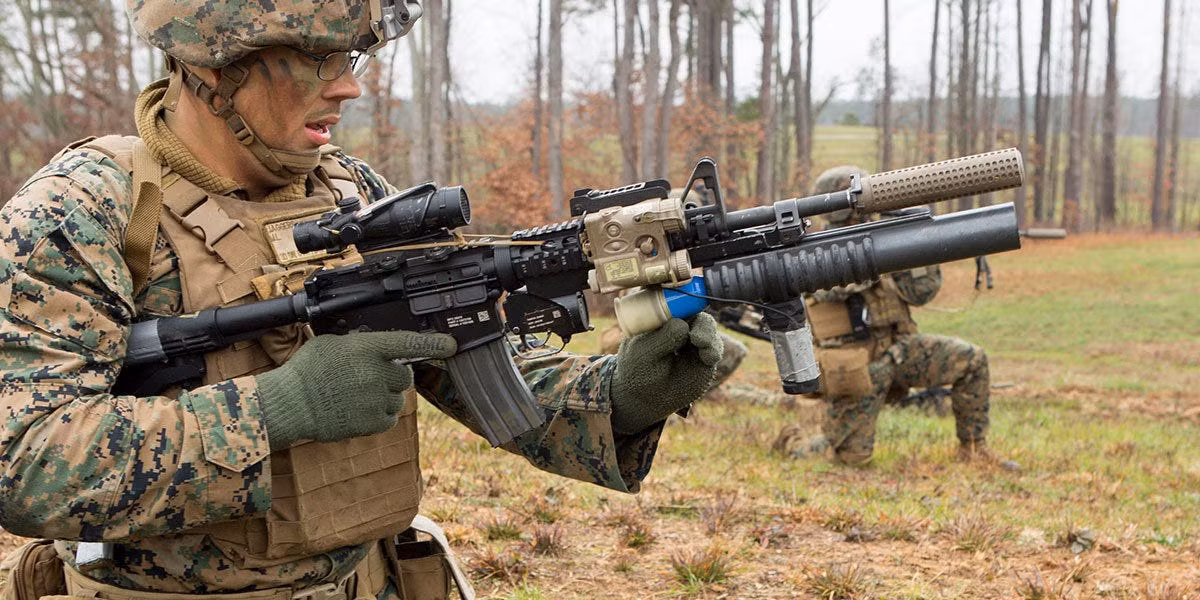 Nhưng sau đó, các thiết kế của Mỹ không duy trì được lợi thế, mà súng phóng lựu Heckler &amp; Koch GmbH của Đức đã chiếm lĩnh thị trường này. Nhưng làm thế nào mà các thiết kế súng phóng lựu của Đức lại thay thế được các thiết kế của Mỹ? Mặc dù người Mỹ đi tiên phong trong lĩnh vực phát triển súng phóng lựu.