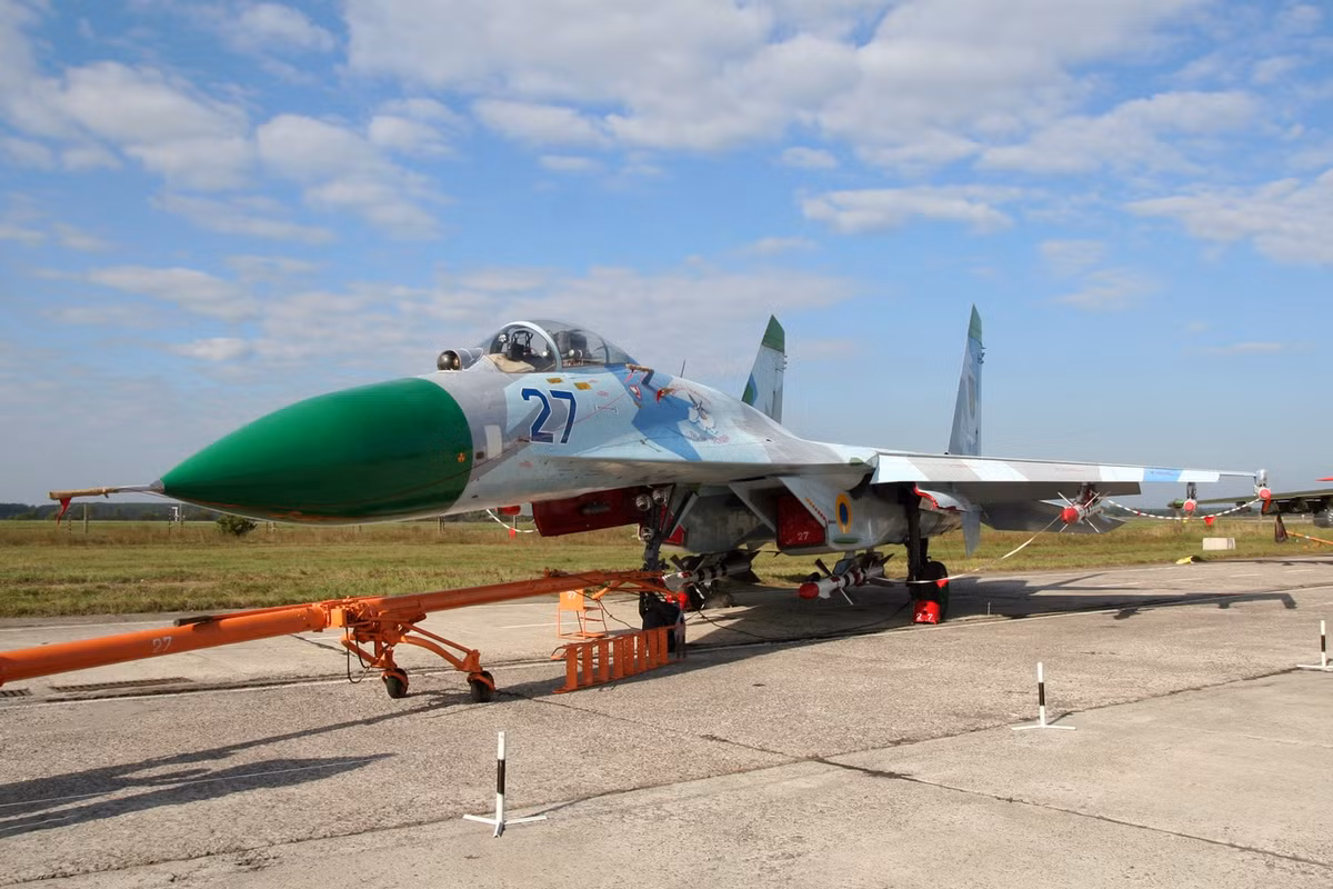 Do vậy những chiếc Su-27 của Ukraine, không thể là đối thủ của ngay chính những chiếc Su-27 của Nga; mặc dù chúng đều là những "người anh em", được thừa hưởng từ Liên Xô, chứ đừng nói đến những máy bay chiếm ưu thế trên không của Nga hiện nay, như tiêm kích Su-30SM hay Su-35.