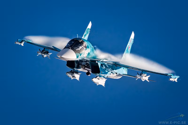 Bị ảnh hưởng nhiều của phiên bản tiến công mặt đất F-15E của Mỹ, Su-34 cũng được trang bị nhiều công nghệ tiên tiến, như hệ thống điều khiển kỹ thuật số, hệ thống dẫn đường tiên tiến đa kênh, cùng khả năng đối phó điện tử hiệu quả.