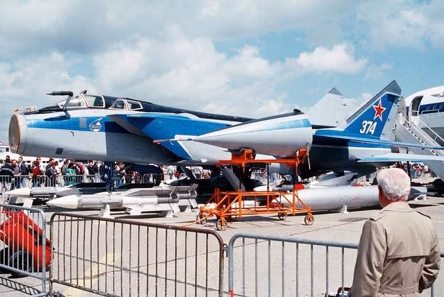 Chiến đấu cơ MiG-31 của Nga đã được nâng cấp để có thể bắn hạ cả vệ tinh và phóng tên lửa đạn đạo siêu thanh. Vũ khí chính của MiG-31 là tên lửa dẫn đường không đối không bằng radar chủ động R-37, với đầu đạn nặng 61 kg và tầm bắn đến 400km, cho phép chúng dễ dàng đánh bại hầu hết các mối đe dọa.
