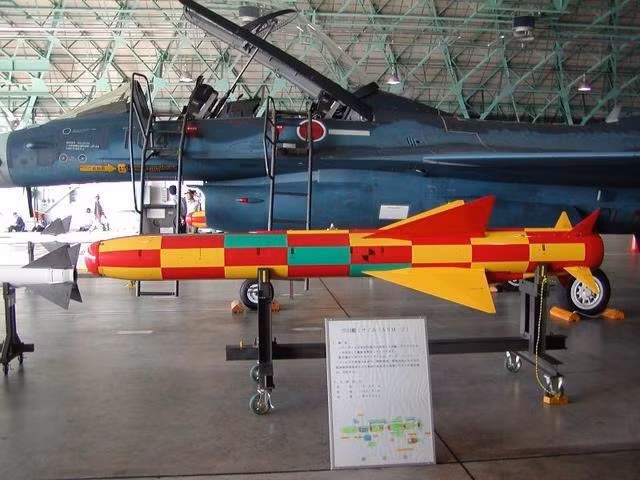 Trong một bài báo có tiêu đề "Nhật Bản sẽ sử dụng tên lửa Tomahawk sản xuất trong nước, để cải thiện khả năng răn đe", tờ Sankei Shimbun cho biết, chính phủ Nhật Bản đã triển khai kế hoạch phát triển tên lửa chống hạm tầm xa, tầm bắn 2.000 km, với kinh phí ít nhất là khoảng 10,5 tỷ yên. Dự kiến việc phát triển và thử nghiệm sẽ hoàn thành vào khoảng năm 2022. Ảnh: Tên lửa chống hạm phóng từ trên không Type 93 của Nhật Bản.