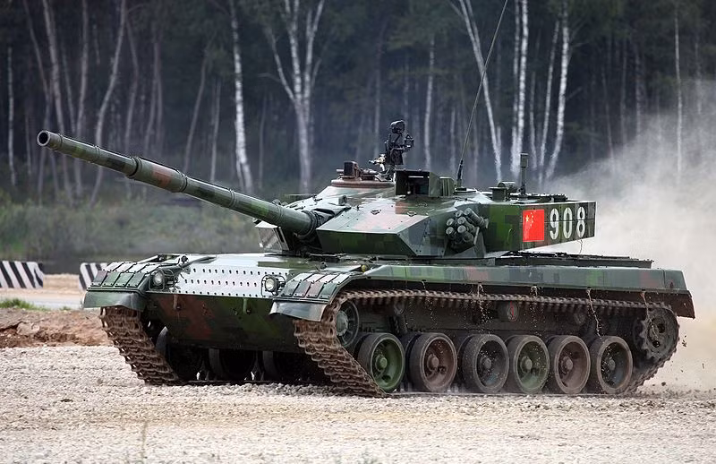 Những chiếc Type-96 và Type-96A đều dùng pháo 125mm nòng trơn giống như Type-99/99A do đó cũng có thể sử dụng chung đạn. Biến thể Type-96A và Type-96B thậm chí còn được đánh giá là nhỉnh hơn T-72B3 của Nga bởi tính cơ động và sức mạnh. Ảnh: Xe tăng Type-96A của Trung Quốc tại “Tank Biathlon 2015”