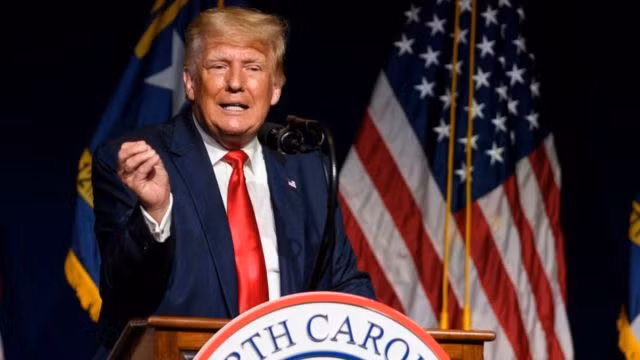 Trong những tuần cuối cùng trong nhiệm kỳ tổng thống của ông Trump, UAE và Mỹ đã ký một số hợp đồng vũ khí, với tổng trị giá 23 tỷ USD. Điều này đã làm dấy lên những lời chỉ trích mạnh mẽ trong Quốc hội, nhất là Đảng Dân chủ đối lập. 