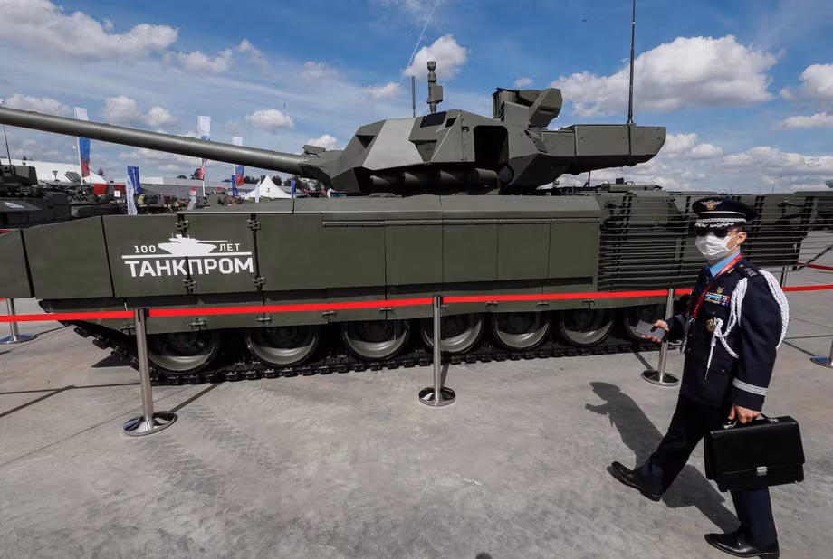 Không thiếu những khí tài quân sự cao cấp mà Điện Kremlin hy vọng sẽ bán tại triển lãm năm nay, bao gồm xe tăng chiến đấu chủ lực (MBT) thế hệ mới T-14 Armata, xe tăng T-90MS, phiên bản xuất khẩu của máy bay chiến đấu thế hệ thứ năm Su-57 và hệ thống tên lửa tầm xa Antey-400.