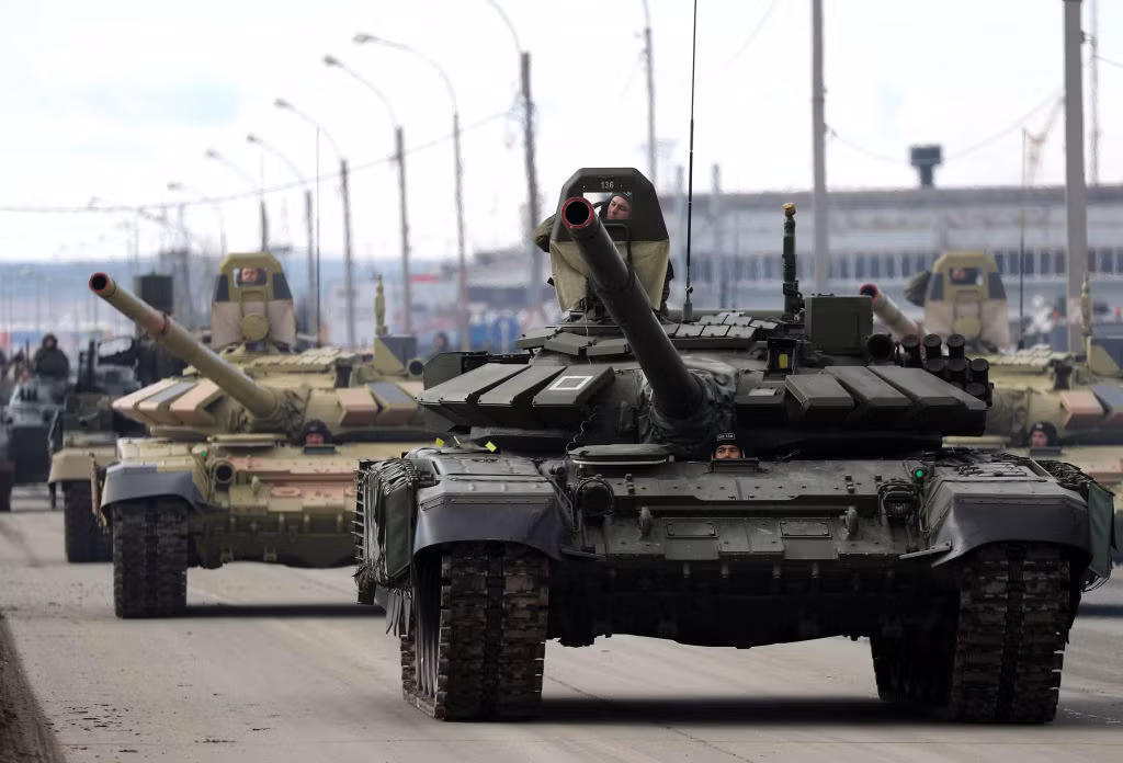 Ngoài xe tăng T-14, các quan chức Nga cho biết, Moscow đang tìm cách tích cực thúc đẩy các phương tiện chiến đấu khác, dựa trên Nền tảng chiến đấu đa năng Armata thế hệ tiếp theo, bao gồm cả xe chiến đấu bộ binh hạng nặng (IFV) T-15.