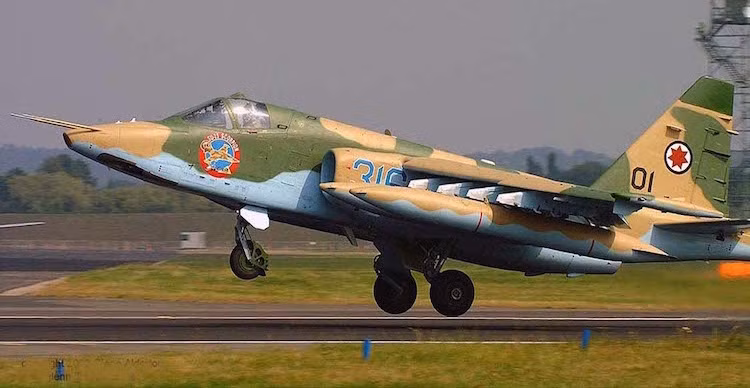 Không giống như các quốc gia cũng được hưởng thừa kế từ Liên Xô như Ukraine và Kazakhstan, Gruzia nhận được ít máy bay chiến đấu hơn, đáng kể nhất là khoảng 20 "xe tăng bay" Su-25.