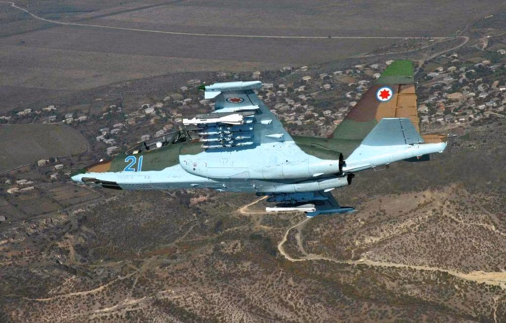 Cường kích Su-25KM chủ yếu được thiết kế cho vai trò không đối đất, để tiêu diệt bộ binh và xe tăng chiến đấu của đối phương; đồng thời có thể sử dụng các loại vũ khí chính xác bao như bom dẫn đường bằng laser Mark 82 và Mark 83, để hoàn thành vai trò của một máy bay ném bom hạng nhẹ tầm thấp.