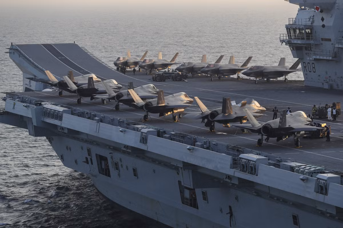 Trung tá Andrew D'Ambroge, Chỉ huy trưởng Phi đội VMFA-211 của Thủy quân lục chiến Mỹ nói, chúng tôi chưa từng thấy một tàu chiến nào chở 18 chiếc F-35B đi ngang nửa vòng trái đất như chiếc Queen Elizabeth. Đây là một bước đi khá táo bạo.