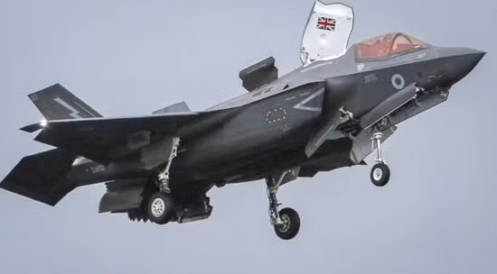 Theo thiết kế, sẽ có 48 máy bay chiến đấu tàng hình F-35B được triển khai trên hai tàu sân bay lớp Queen Elizabeth của Hải quân Anh; nhưng do F-35B hiện là máy bay chiến đấu đắt nhất thế giới, cộng với kinh tế Anh khó khăn và tốc độ giao F-35 chậm, nên quân đội Anh dự kiến sẽ giảm đáng kể các đơn đặt hàng F-35B.