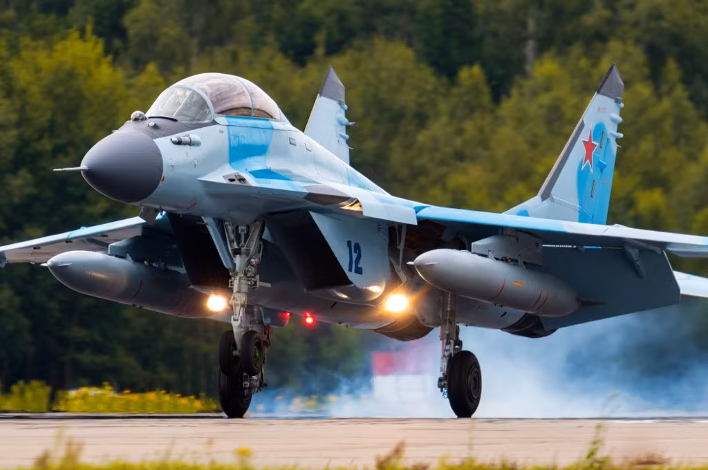 Nhớ lại vào tháng 8/2007, MiG-35 “bất ngờ” được đưa tham gia đấu thầu mua 126 máy bay chiến đấu hạng trung của Không quân Ấn Độ (MMRCA); nhưng khi đó MiG-35 hoàn toàn là “hàng thô”, được thiết kế vội vàng với vô số lỗi.