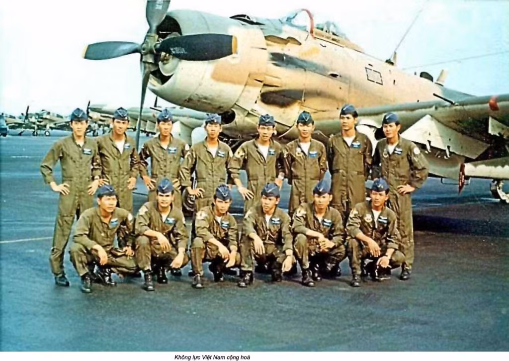 Vào đầu những năm 1960, Mỹ đã tăng cường hỗ trợ quân sự và huấn luyện cho quân đội ngụy, để chống lại quân GPMN; Mỹ đã trang bị những chiếc Skyraider cho quân ngụy, làm nhiệm vụ cường kích mặt đất.