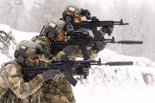AK-12 được binh sĩ Nga đánh giá rất tích cực, với sự tiện lợi khi sử dụng. Thiết kế hiện đại của các bộ phận chính và khả năng tự động hóa được cải thiện, giúp tăng độ chính xác. Đồng thời, AK-12 có rất dễ bảo quản trong quá trình chiến đấu.