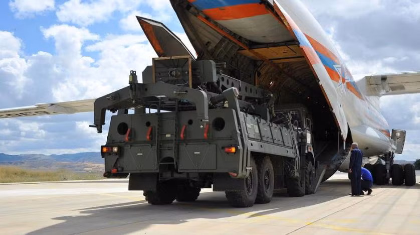 Thổ Nhĩ Kỳ đã bị loại khỏi chương trình tiêm kích F-35 sau khi Ankara cố tình mua tổ hợp phòng không S-400 Triumf do Nga chế tạo; do hệ thống phòng không mà NATO đang duy trì, không tương thích với các hệ thống phòng không ngoài NATO. Ảnh: Thổ Nhĩ Kỳ nhận S-400.