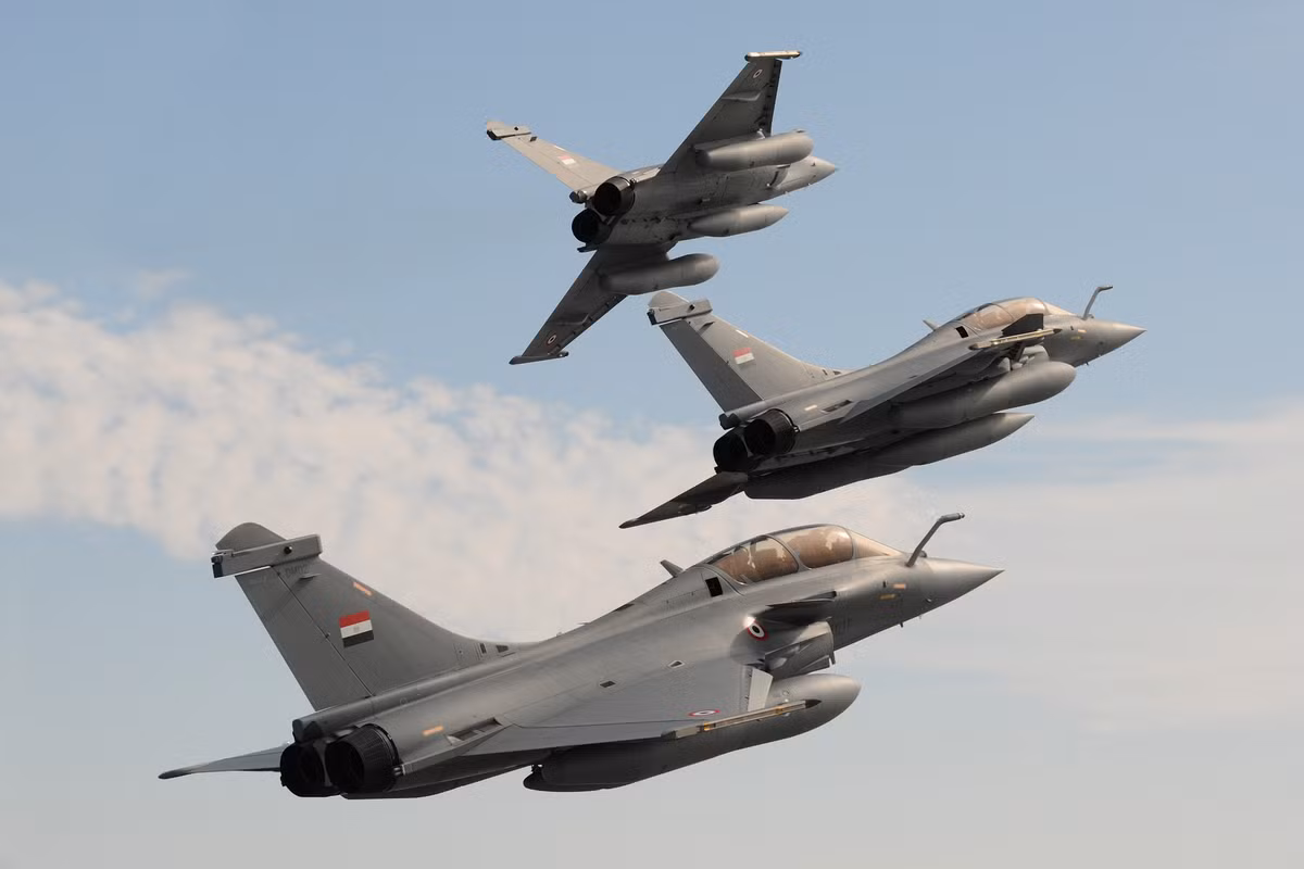 Tại sao cây viết trên Defense24 của Ba Lan lại lấy máy bay Rafale của Pháp, chứ không phải là F-16 của Mỹ (đều có trong biên chế không quân Ai Cập)? Bởi vì trong Không quân Ai Cập, loại máy bay tiên tiến nhất là Rafale.