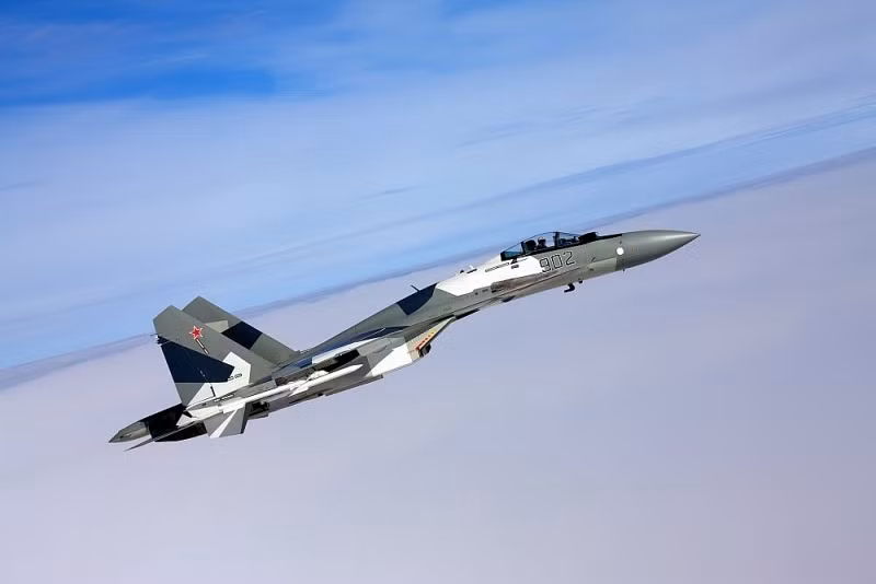 Vì vậy thật vô lý, khi một phi công lái Su-35, dù không chuẩn bị trước, nhưng khi đã tìm thấy và khóa hình ảnh rõ ràng của đối phương trên radar, không hiểu vì lý do gì đã không vội phóng tên lửa?