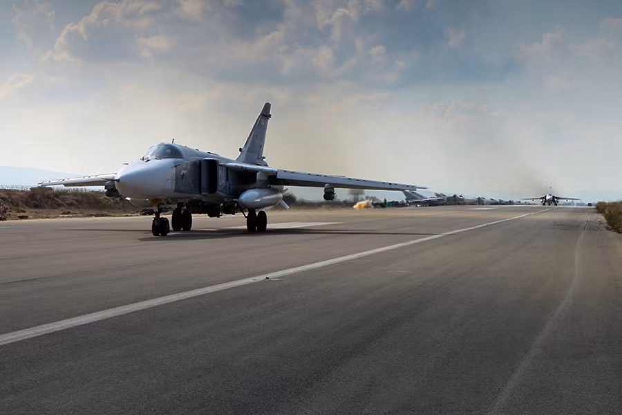 Căn cứ không quân Khmeimim được thành lập vào tháng 8/2015, ngay trước khi Nga can thiệp quân sự vào Syria và ban đầu các máy bay được triển khai cần thiết, để hỗ trợ các nỗ lực chống khủng bố của Quân đội chính phủ Syria, như máy bay cường kích Su-25 và máy bay chiến đấu cường kích Su-24.