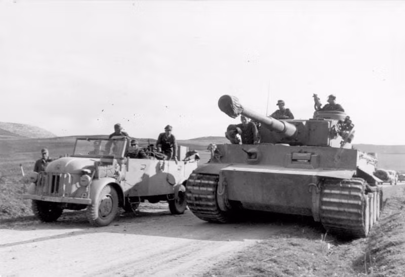 Rommel sau chiến dịch ở Tripoli biết hàng tiếp tế và quân lính của mình không đủ để tiếp tục đánh vào Ai Cập. Ông mong quân Đức ở Stalingrad sẽ thắng và di chuyển xuống Iran, đe dọa mặt trận Trung Đông từ hai phía. Rommel cho sư đoàn hạng nhẹ thứ 90 cùng thiết giáp có vai trò hỗ trợ đánh lùi bất kì nỗ lực tấn công nào của quân Đồng minh.