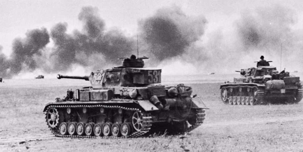 Năm 1942, quân Phát xít đã dành được nhiều chiến thắng trước lực lượng Đồng minh ở mặt trận châu Phi và có vẻ như châu Phi cũng sẽ trở thành một khúc khải hoàn khác của quân Phát xít.