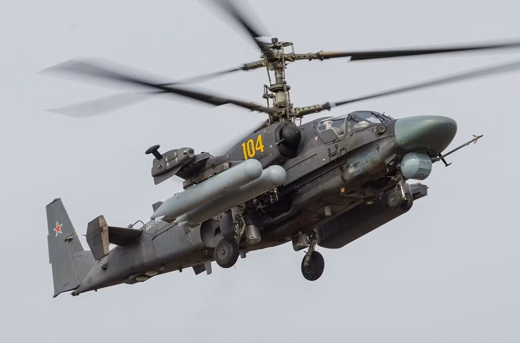 Trực thăng Ka-52K cũng nặng hơn 12 tấn, so với trọng lượng 7 tấn của WZ-10. Mặc dù cả hai đều là máy bay trực thăng hai động cơ, nhưng nhu cầu về một chiếc trực thăng được trang bị vũ khí và bọc thép nặng, vừa có thể trinh sát, giám sát vừa có thể tiến công mặt đất, thì Z-10 hoàn toàn không thể đáp ứng.