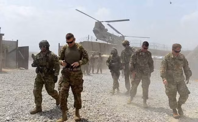 Tại sao chính phủ Afghanistan lại bất lực khi đối mặt với Taliban, trong khi có sự hỗ trợ tối đa của Mỹ và NTO? Lefevre nói rằng sau sự sụt giảm số lượng quân đội nước ngoài vào năm 2014, từ khoảng 150.000 người xuống còn dưới 20.000 người; nên các hoạt động chống lại Taliban chủ yếu được tiến hành bằng không quân.