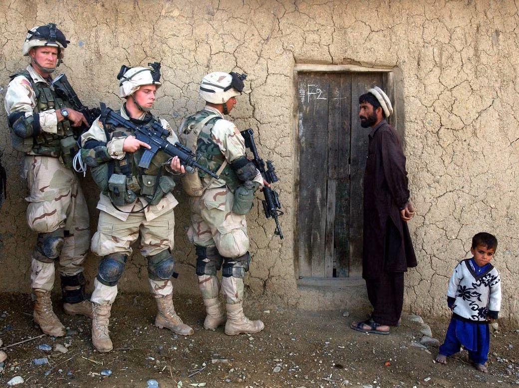 Do đó, tại khu vực bộ lạc Pashtun, các thủ lĩnh bộ lạc đã khuyến khích binh lính chính phủ Afghanistan không hy sinh vô ích và giao nộp vũ khí cho Taliban. Việc này cũng dẫn đến rã đám hàng loạt của Quân đội Afghanistan.