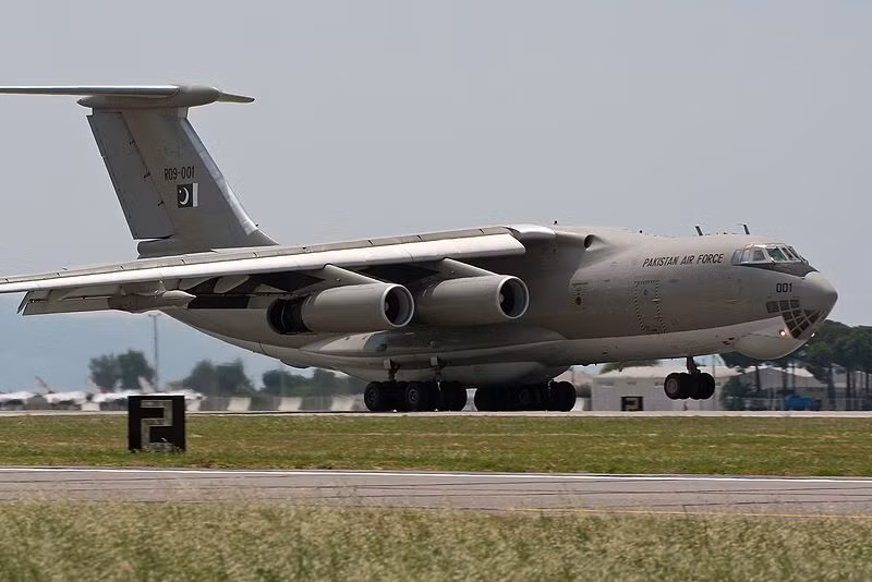 Hiện tại số máy bay F-16 của Pakistan không thể tiếp nhiên liệu trên không với máy bay tiếp dầu Il-78MP (nhập của Nga). Không tương thích với liên kết dữ liệu "cây nhà lá vườn" nội địa, được gọi là Link-17; trong khi F-16 sử dụng Link-16.