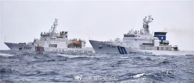Còn theo "Diễn đàn Nghiên cứu Nam Hải Trung Quốc", vào ngày 15/2, 4 tàu của Hải cảnh Trung Quốc đã đi vào tuần tra trong vùng tiếp giáp, hai tàu trong số đó đã đi vào lãnh hải của quần đảo Senkaku/Điếu Ngư vào ngày 15/2 và tiếp cận “các tàu của Nhật Bản đang hoạt động bất hợp pháp”.