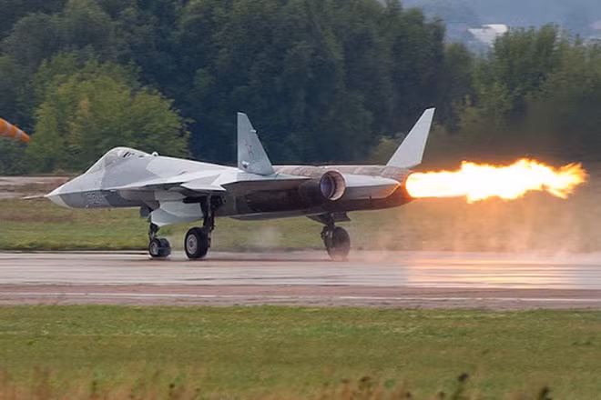 Công nghệ của Su-57 cũng được cho là sẽ phát triển dẫn đầu đáng kể đến năm 2027, bao gồm việc tích hợp hệ thống điện tử hàng không và vũ khí mới cũng như động cơ Saturn 30, được kỳ vọng là loại máy bay chiến đấu hai động cơ mạnh nhất được triển khai trên thế giới.