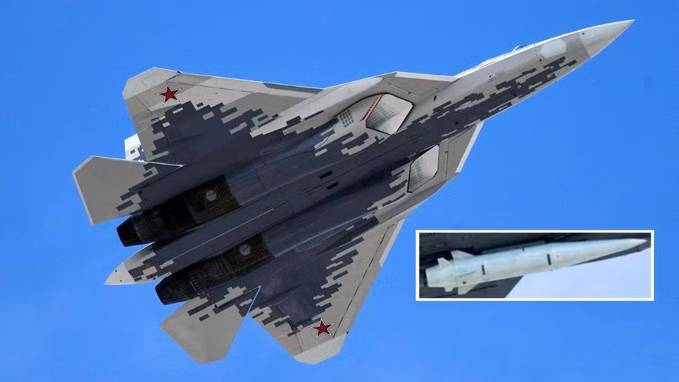 Không giống như J-20 của Trung Quốc hoặc Mỹ F-22 chỉ được thiết kế cho một khả năng tác chiến riêng biệt, Su-57 được thiết kế với nhiều vai trò như khả năng không chiến, chiếm ưu thế trên không, tấn công mặt đất và có thể triển khai nhiều loại tên lửa đa dạng. Nguồn ảnh: Pinterest.