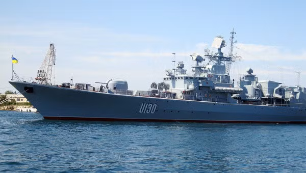 Tình trạng thê thảm của Ukraine là một điều thấy rõ, nhất là sau sự việc bán đảo Crimea sát nhập vào Nga năm 2014 khiến cho tình hình càng khó khăn hơn. Hải quân Ukraine đã mất hầu hết các cơ sở và khí tài trong sự kiện đó. Ảnh: Tàu U130 - Soái hạm lớn nhất của Hải quân Ukraine