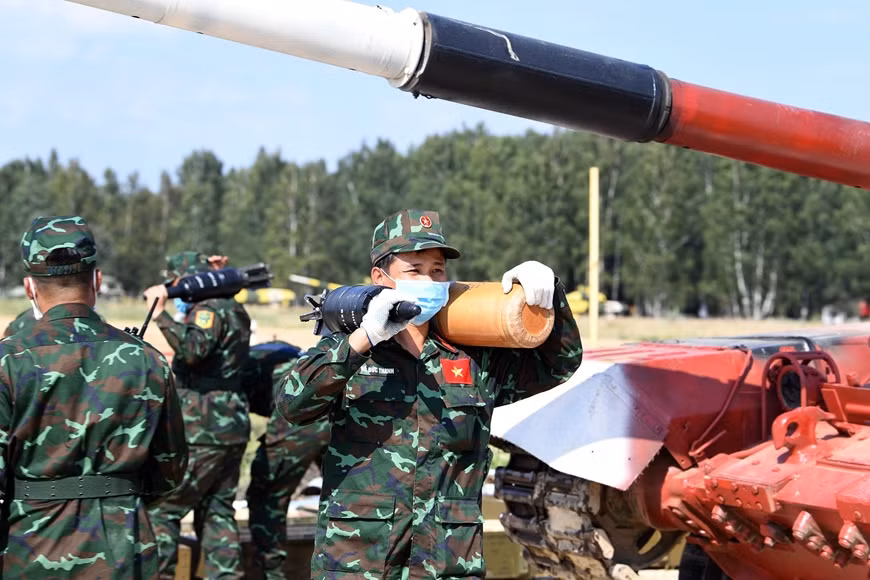 Vào ngày 18-8, tại thao trường Alabino tại ngoại ô thủ đô Moscow (Liên bang Nga) đã diễn ra buổi bắn hiệu chỉnh xe tăng. Đội tuyển Xe tăng QĐND Việt Nam bắn hiệu chỉnh vào đầu giờ chiều. Sau hơn một giờ bắn hiệu chỉnh, các thành viên trong đội tuyển hài lòng với kết quả đạt được.