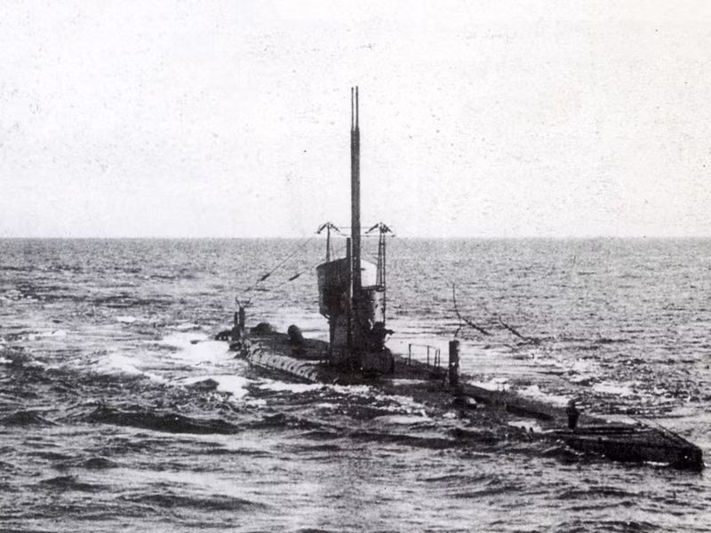 Do có trọng lượng choán nước nhỏ, nên không gian bên trong của tàu ngầm U-boat được tận dụng tối đa. Các tàu U-boat phải mang theo các loại vật tư, nhiên liệu, vũ khí, đạn dược từ 14 đến 20 tấn, trước mỗi lần đi biển dài ngày.