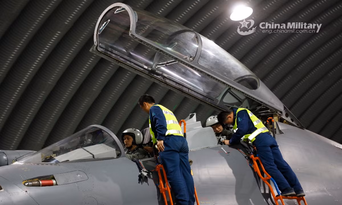 Để tăng cường tính độc lập, các học viện bay bắt đầu yêu cầu học viên phi công, tự chuẩn bị cho mỗi chuyến bay và lập kế hoạch bay của riêng họ, sau khi các huấn luyện viên bay đã thông báo về môn học tiếp theo và việc huấn luyện sẽ tuân theo nguyên tắc nào. Nguồn ảnh: QQ.