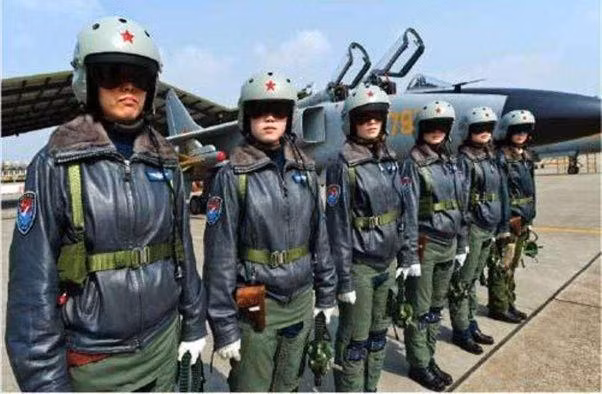 Bất chấp việc PLAAF đã ra đời nhiều năm, công tác huấn luyện phi công chiến đấu, trong thập niên 2010 của Không quân Trung Quốc vẫn được cho là ít thực tế, học vẹt là chính và cho đến nay một số lữ đoàn huấn luyện vẫn đang làm như vậy.