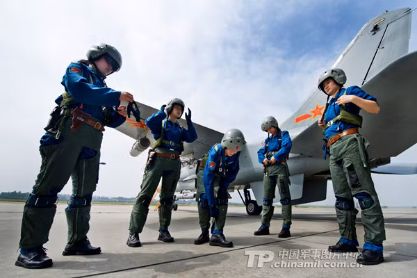 Lực lượng Không quân Giải phóng Quân Nhân dân Trung Quốc (PLA), đang thực hiện các bước đi để xóa bỏ lợi thế quan trọng, mà Không quân Mỹ nắm giữ trước không quân Trung Quốc, chính là chất lượng của các phi công chiến đấu.